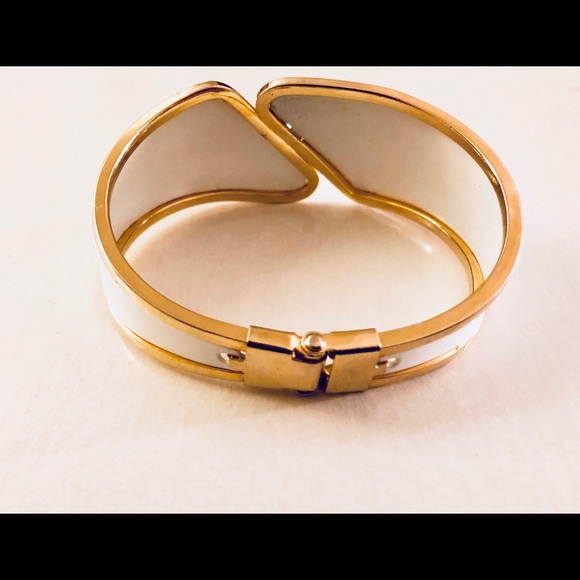 A gold and white bracelet. - Picture 3 of 3